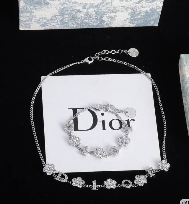Bracelet Necklace Dior Letter Flower Necklace Bracelet has a simple design yet i