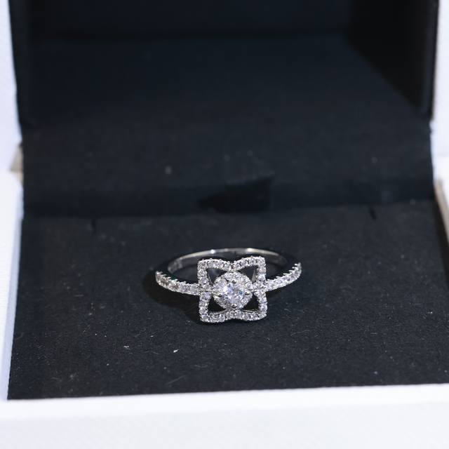 Stunning De Beers new lotus ring, luxurious and elegant, inlaid with Au750 18K g