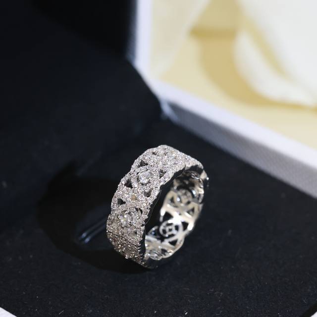 Stunning De Beers new lotus ring, luxurious and elegant, inlaid with Au750 18K g