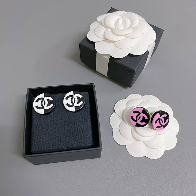 We're launching our fragrant acrylic round stud earrings, Z 3000+. This season's