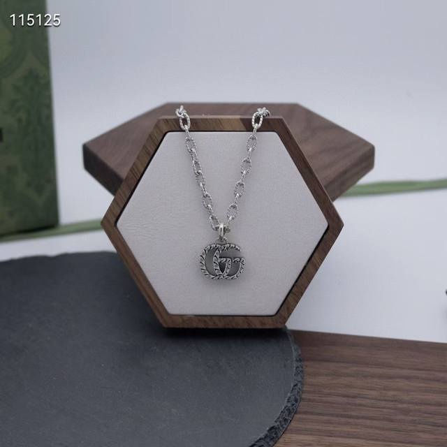 Top-quality original Gucci vintage distressed classic double G pendant necklace