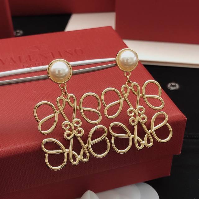 No. Lywed0028 Loewe's latest polished earrings, same as the Z batch, made of bra