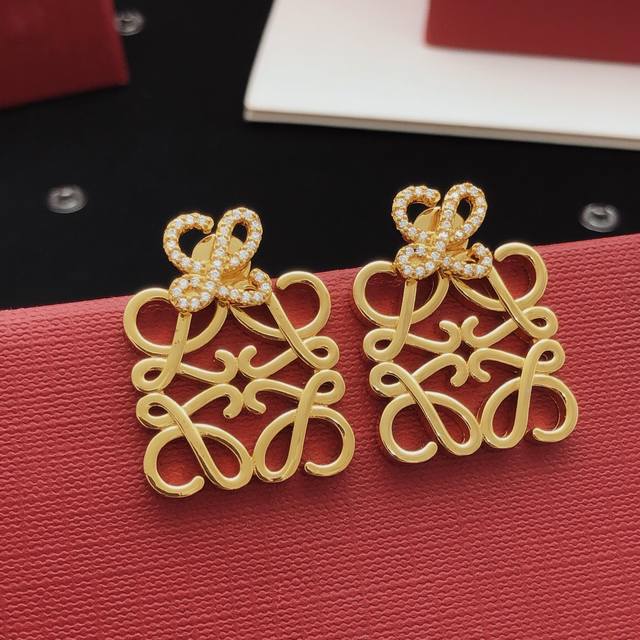 No. Lywed0029 Loewe's latest polished earrings, same as the Z batch, made of bra