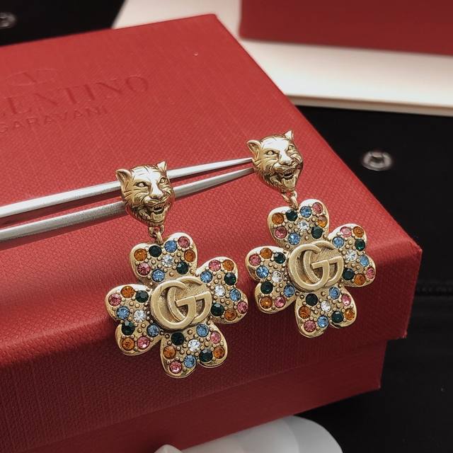 No. Ged0260 Gucc* Latest Color Diamond Flower Earrings, same as the Z batch, mad
