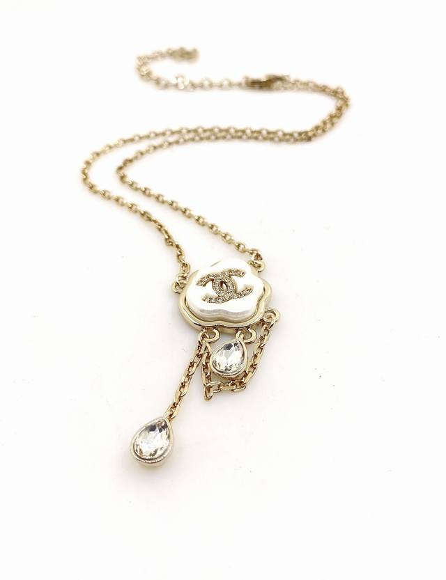 Chanel latest white special-shaped pearl necklace consistent with the Z batch br