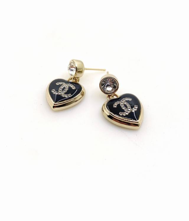 Chanel latest black heart earrings consistent with the Z batch brass material