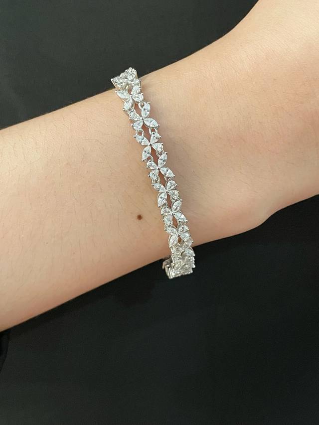 Small Butterfly bracelet in gold and full of diamonds is a high-end jewelry piec