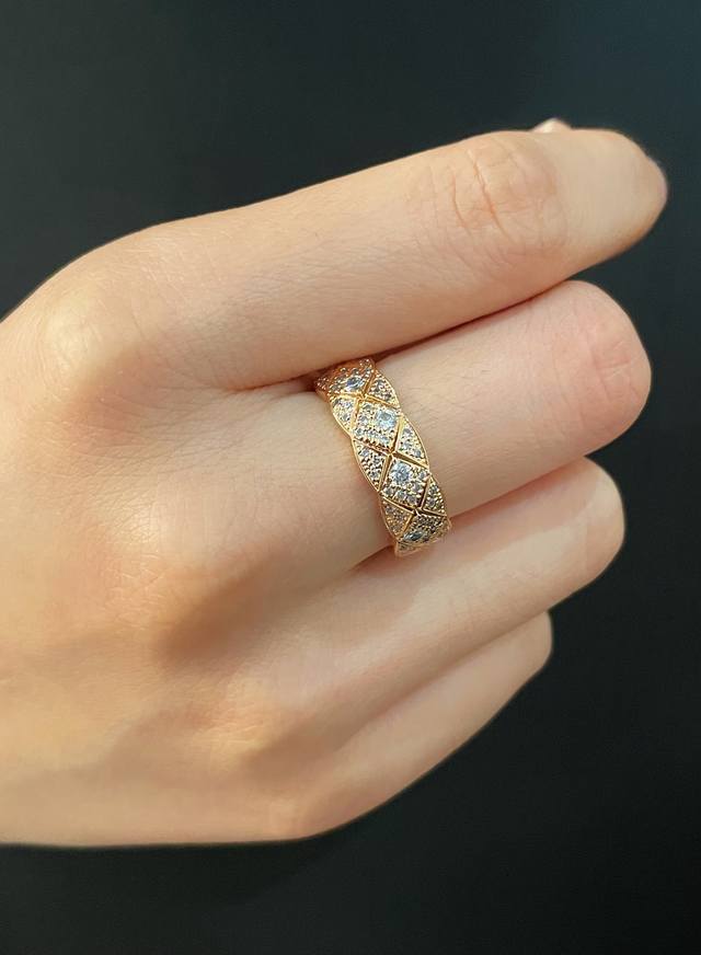 V gold Chanel wide diamond ring with fire code 5678. Chanel classic diamond ring