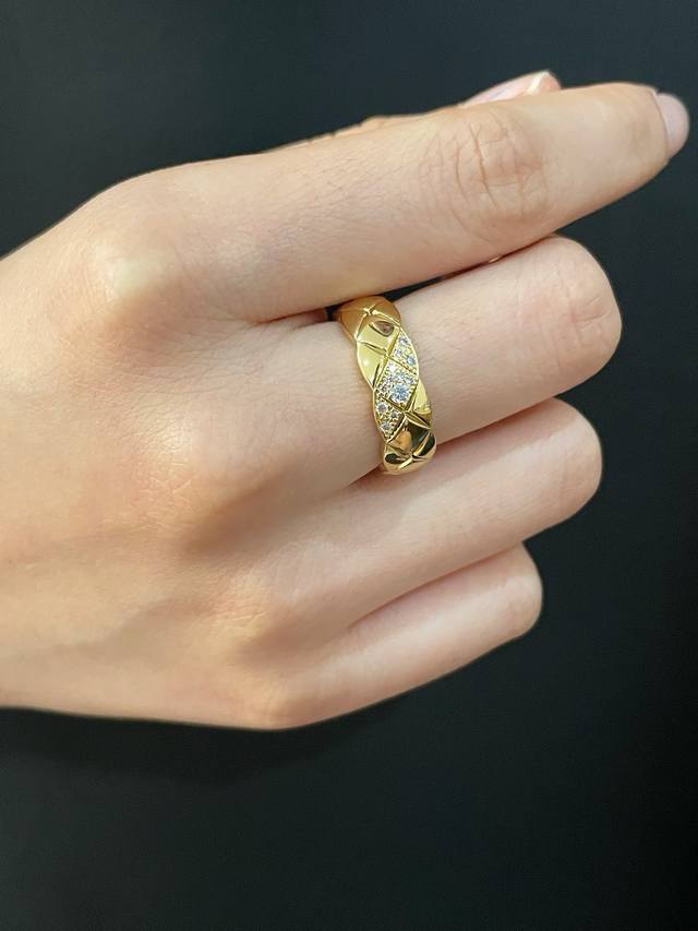 V gold Chanel wide diamond ring with oblique diamonds, fire code 5678. Chanel cl