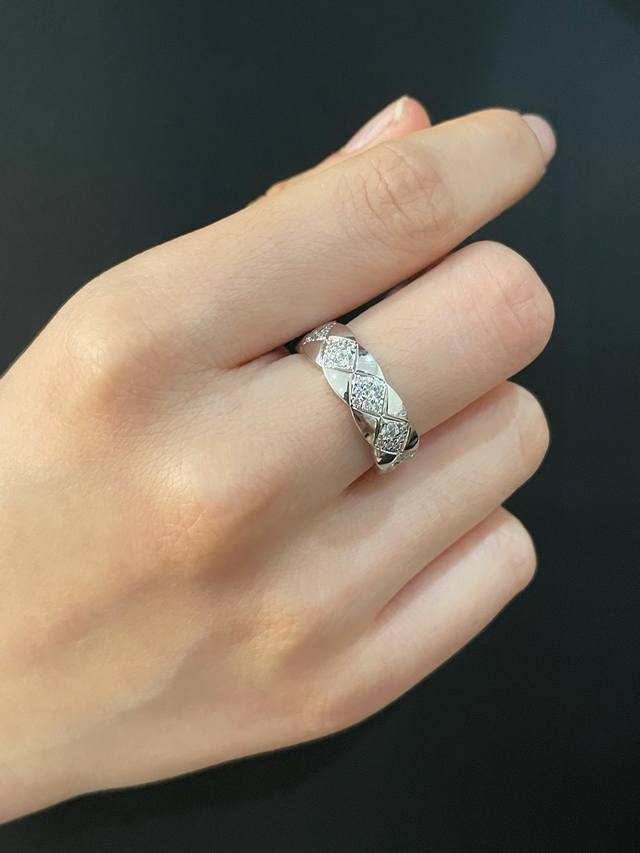 V gold Chanel wide diamond ring with diamonds, fire code 5678. Chanel classic di