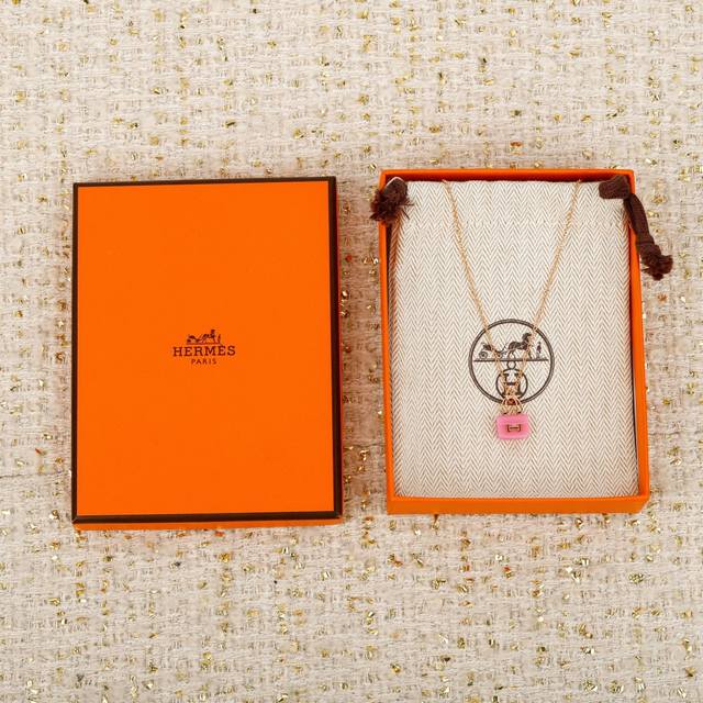We offer a pink Cankang necklace, customizable with 18K real gold and diamonds.