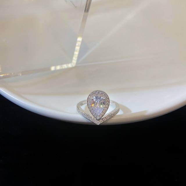 Fancy White Josehine Collection, pear-shaped gemstone, 1.5 ct center stone diamo