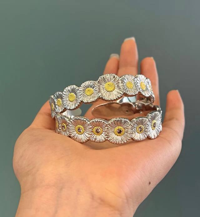 Buccellati Daisy Bracelet, an Italian luxury jewelry brand. This retro palace-st