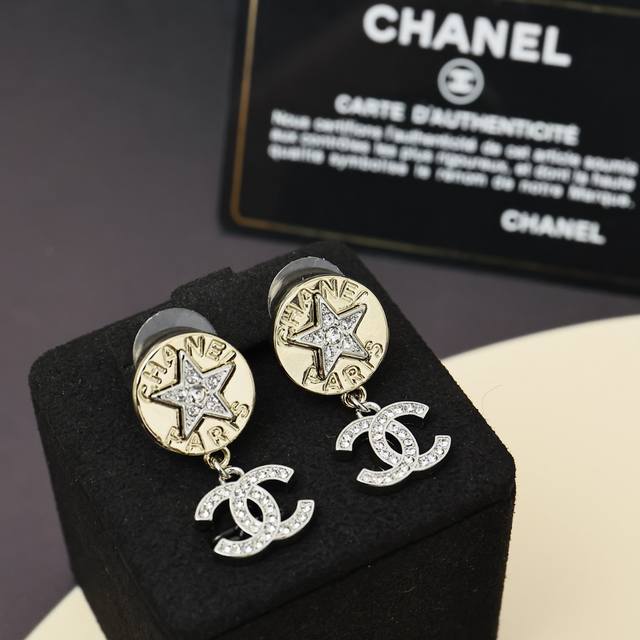 Chanel 25A gold coin button earrings classic logo is particularly simple and bea