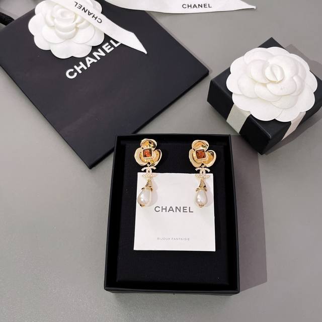 We're selling these fragrant brown stone gold flower teardrop earrings at a prem
