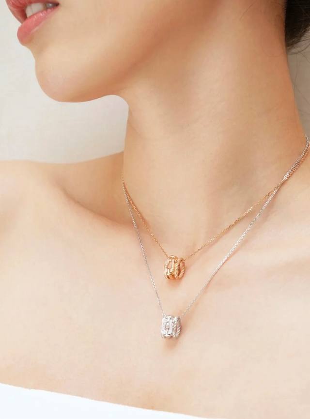 V-gold popular Fred circle clasp necklace with center diamond. Fashionable and e