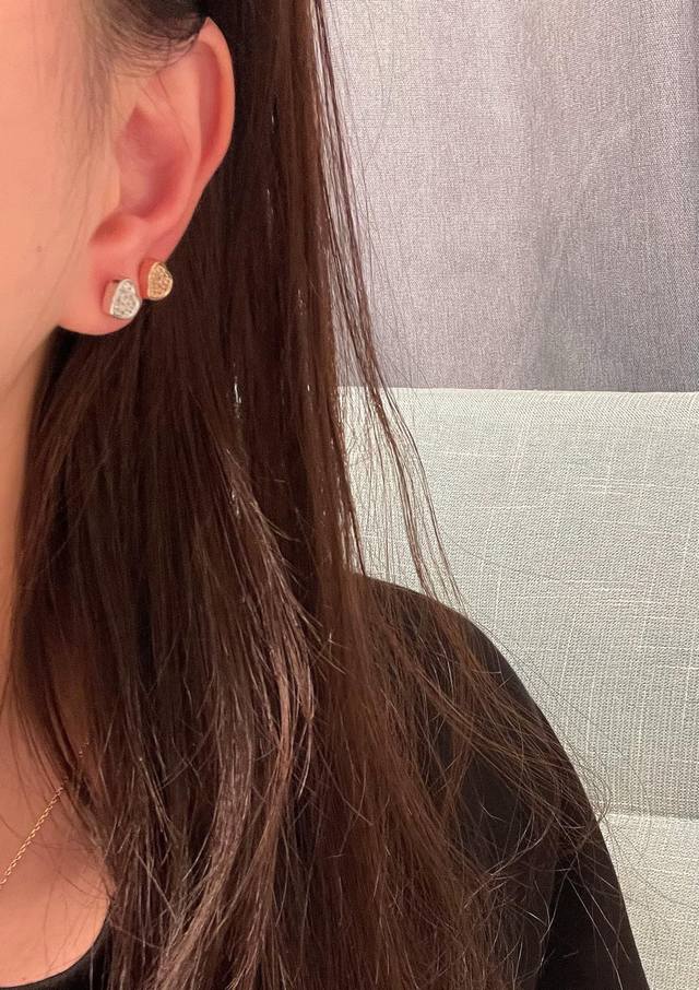 Made of V gold. Chopard heart-shaped diamond stud earrings. My love is hidden in