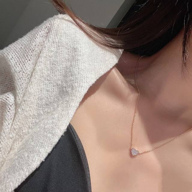 V gold material. Chopard heart-shaped full diamond necklace, in stock. My love i