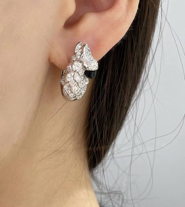 V-gold Cartier Parrot Earrings, original. Thousands of hours of work went into t