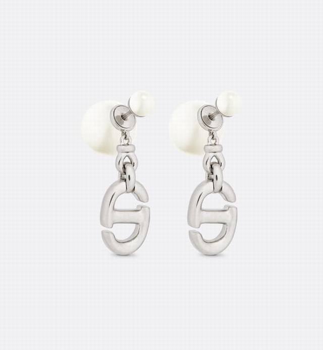 New products, original goods, new Dior letter earrings, consistent with the coun