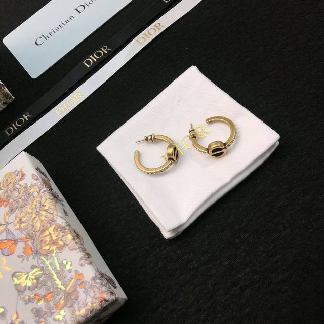 Dior letter earrings are now available at the counter. They are incredibly beaut