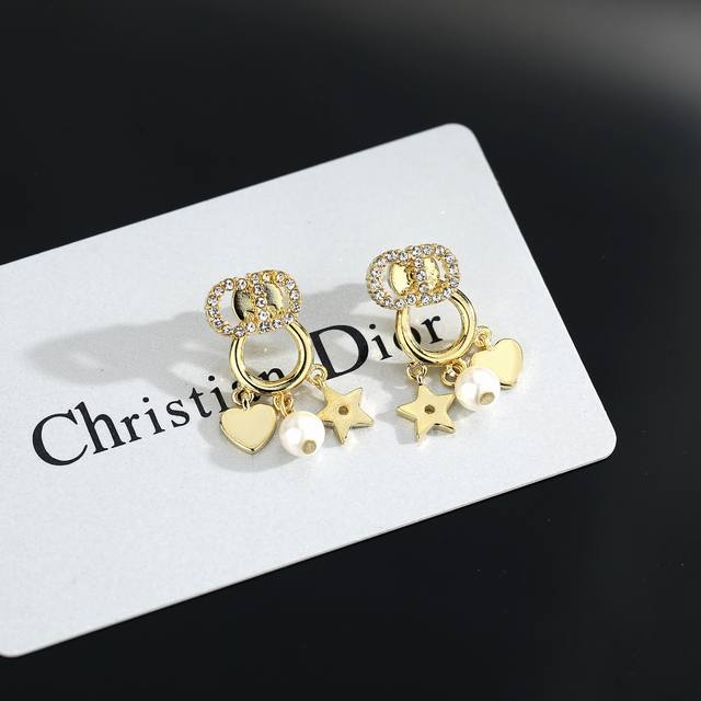 Dior's hot-selling new earrings, featuring a new CD letter pearl retro design, a