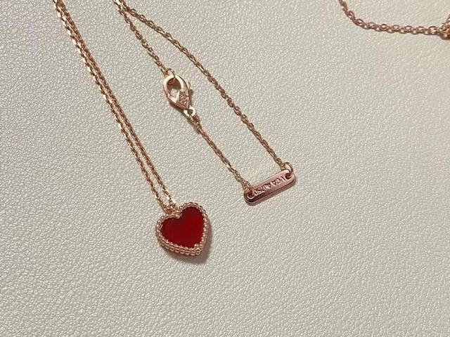V gold plated Van Cleef & Arpels red chalcedony heart necklace made of V gold. T