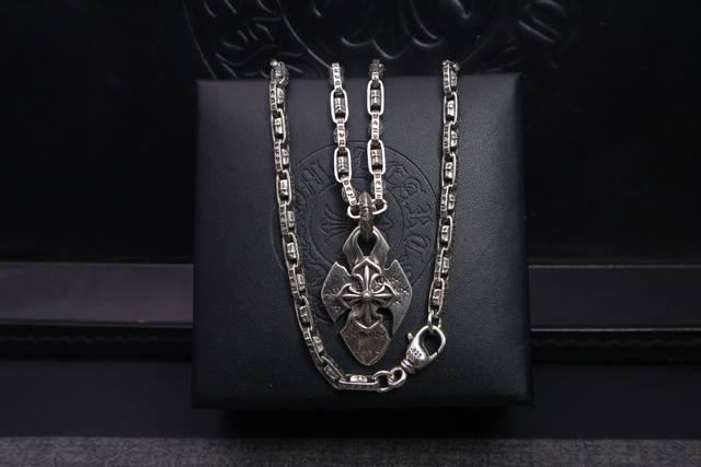 Chrome Hearts necklace features a distinctive design with a distinctive pattern.