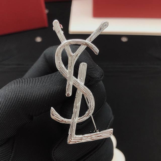 No. Yxz0015 Yvessaintlauren* latest silver branch brooch consistent with the Z b