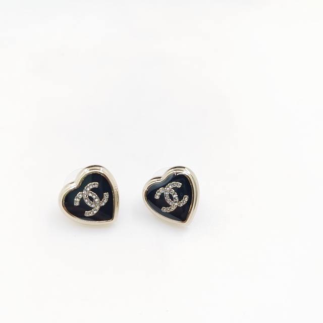 Chanel latest black heart earrings consistent with the Z batch of brass material