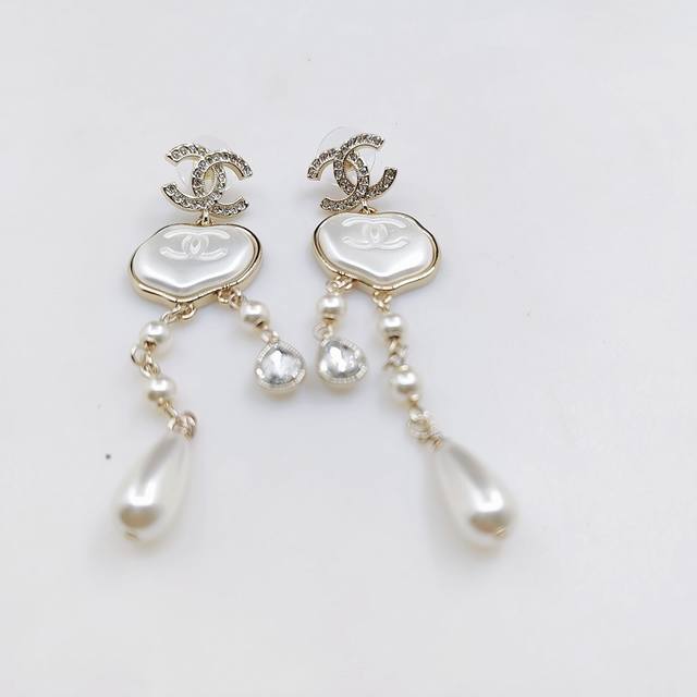 Chanel latest model special-shaped pearl tassel earrings consistent with the Z b