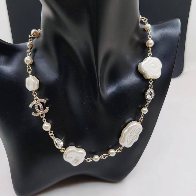 Chanel latest special-shaped pearl necklace consistent with the Z batch brass ma