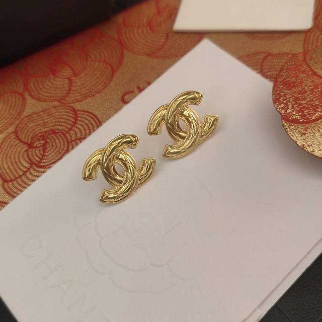 is selling like crazy! Chanel's official website is featuring the hottest, exqui