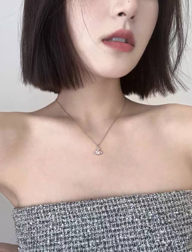 Saturn necklace with pink diamonds is so exquisite! I love this small and delica