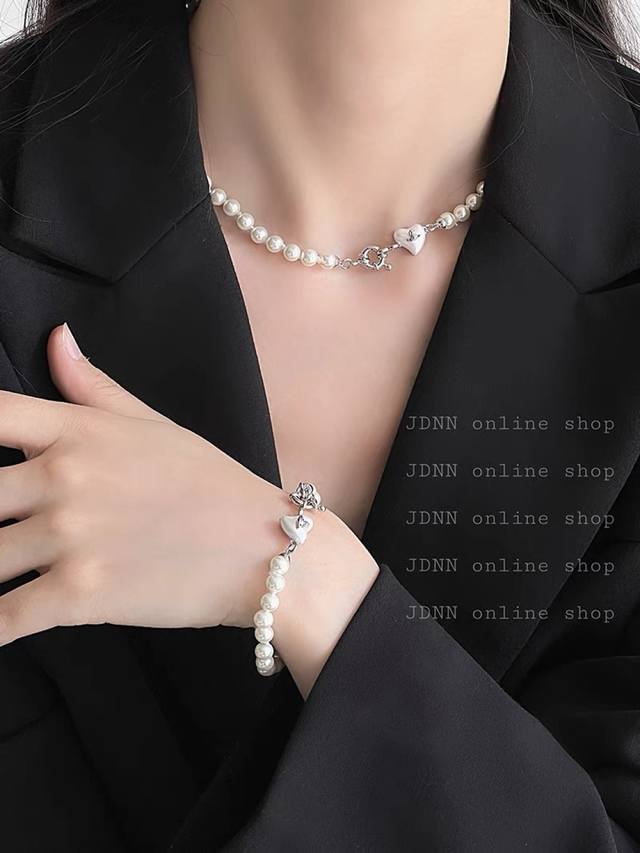 The Empress Dowager Vivienne pearl necklace with a heart pendant is simple and e