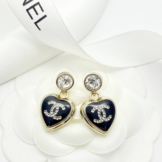 Chanel's best-selling earrings are now available. The Chan 25 retro black and go