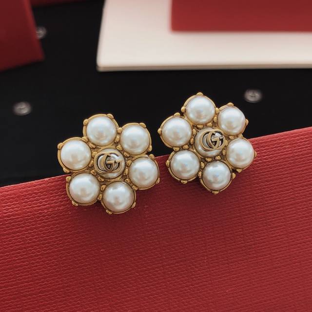 No. Ged0100 Gucc*Latest model antique gold flower earrings consistent with Z bat