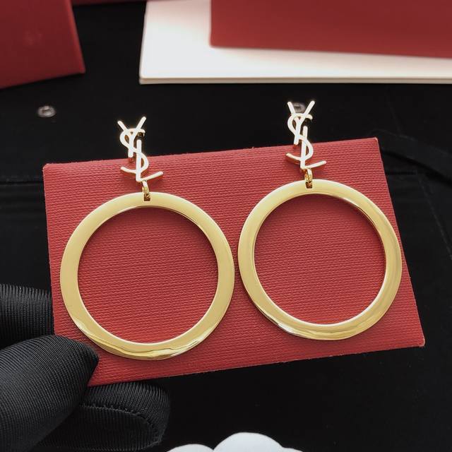 No. Yed0083 Yvessaintlauren*Latest model polished round earrings consistent with