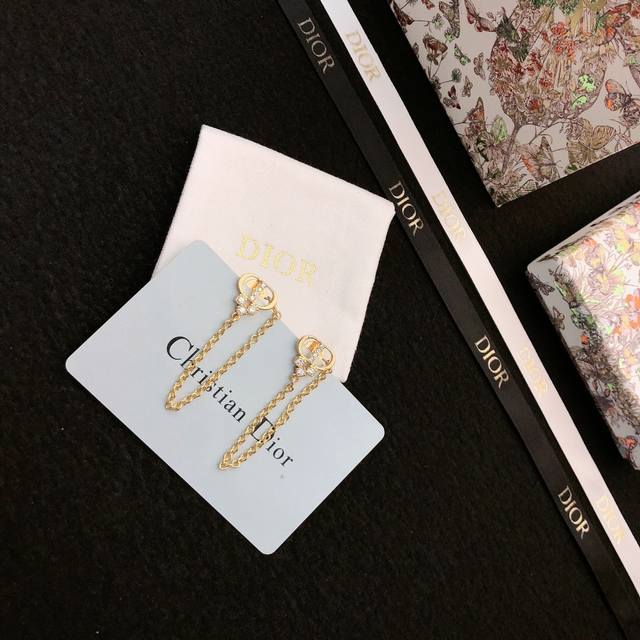 Dior earrings are beautiful, simple, stylish, low-key, luxurious and fashionable