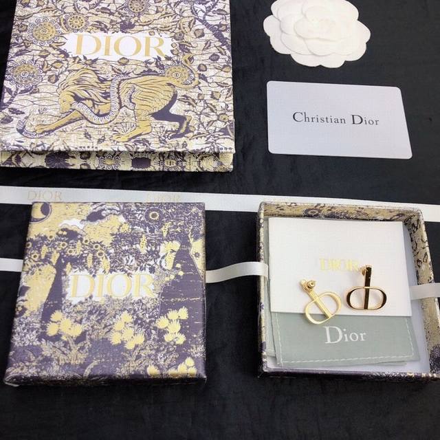 Dior CD letter earrings are original and simple in style. They are made of 925 s