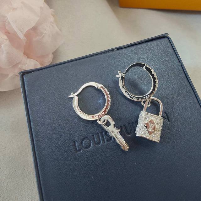 Lv Ab style lock key earrings are stylish and versatile. These stylish and versa