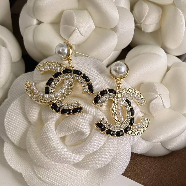 Hot deal! The latest Chanel diamond pearl genuine leather stud earrings, the sam