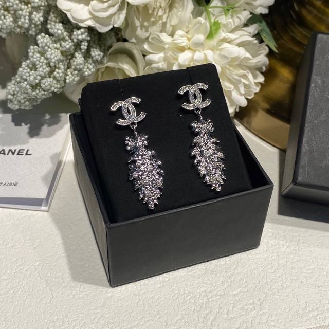 Ch Nel feather wheat ear letter earrings bought it wit, very very beautiful, the