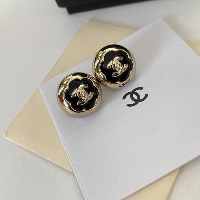 Chane Black Camellia Flower Ball Letter Earrings Z 8000, 25A High-End Handcrafte
