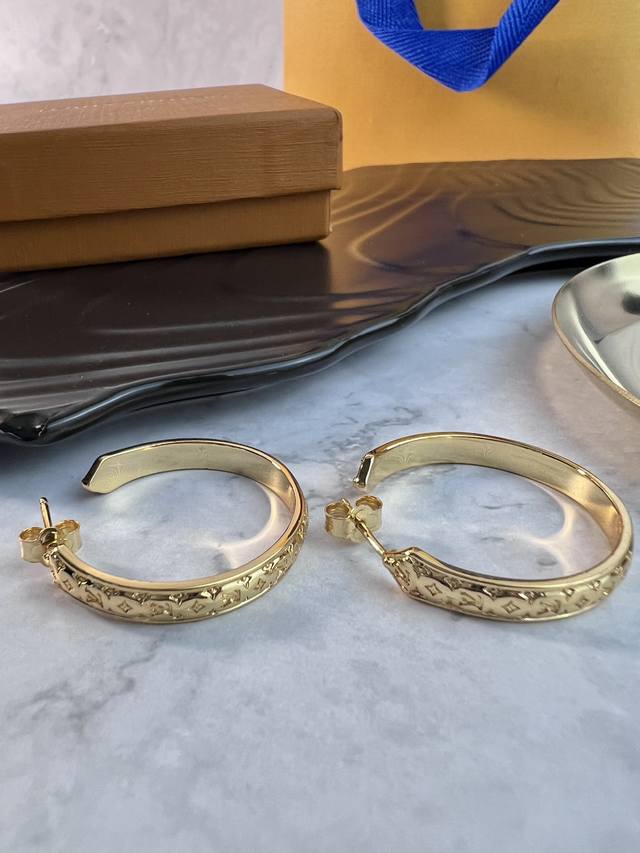 Lv earrings, this Nanogram earring is a polished metal ring engraved with the Mo