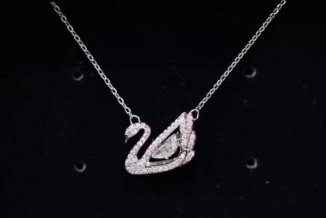 Swaro*Ski White Swan Beating Heart Clavicle Necklace, the brand has over 125 yea