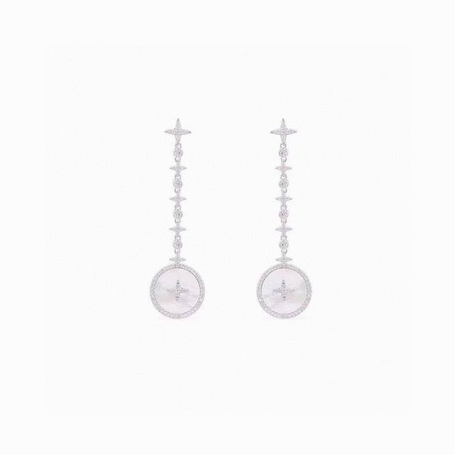 Batch A M Monaco mother-of-pearl long earrings! Accompanied by elegance, the col