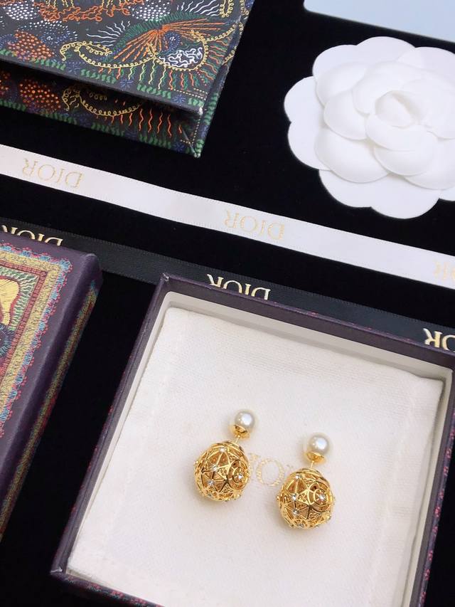 The new Dior CD pearl earrings! Mini CD letters, small and exquisite, low-key lu