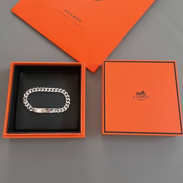 We offer the H thick chain Kelly bracelet Z 13650. This world-destroying Kelly b
