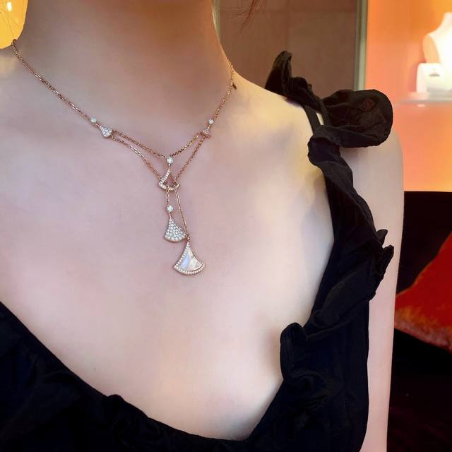 We offer a double-layered necklace featuring a mini skirt, customizable with rea